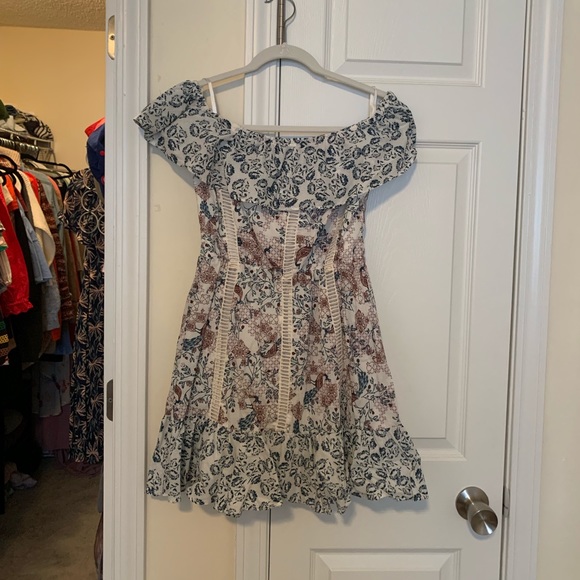 Tularosa Dresses & Skirts - Tularosa// off the shoulder dress